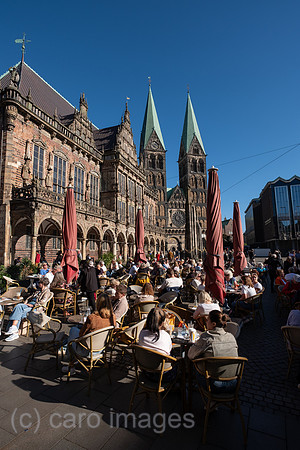 Deutschland, Bremen - Touristen und Einheimische in Cafes am Bremer Marktplatz, im Bild Bremer Rathaus und der Dom, rechts Bremer Buergerschaft