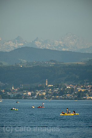 Schweiz, Zuerich - Blick vom Stadtzentrum auf den Zuerichsee mit vielen Tretbooten