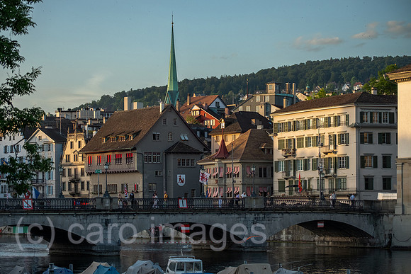 Schweiz, Zuerich - Die Muensterbruecke in der Altstadt ueber den Fluss Limmat