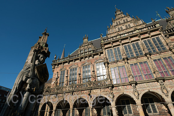 Deutschland, Bremen - Das Bremer Rathaus (Backsteingotik) und der Roland am Marktplatz, Wahrzeichen der Hansestadt und UNESCO-Welterbe