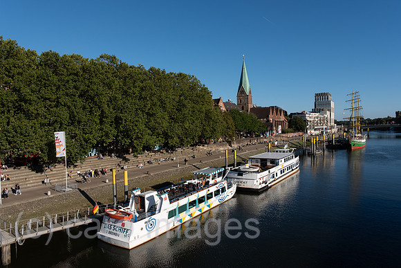 Deutschland, Bremen - Ausblick auf die Weserpromenade an der Schlachte, historisch mal ein Hafen, heute beliebter Treffpunkt fuer Einheimische und Touristen