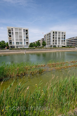 Schweiz, Opfikon - Kuenstliches Gewaesser am Opfikerpark beim modernen Glattpark Wohnquartier an der Peripherie von Zuerich fuer 7000 Einwohner