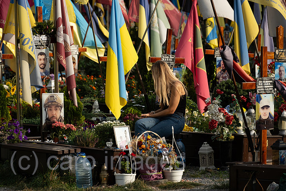 Ukraine, Lwiw - Angehoerige trauert an einem Grab auf dem Marsfeld, Ehrenfriedhof der gefallenen Lwiwer Soldaten im Ukrainekrieg
