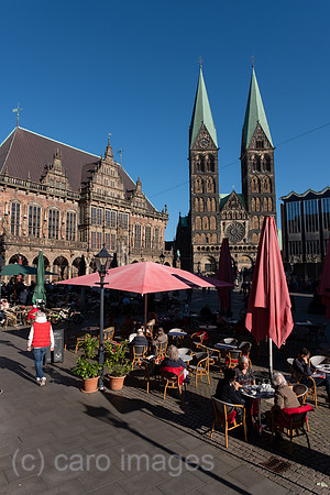 Deutschland, Bremen - Touristen und Einheimische in Cafes am Bremer Marktplatz, im Bild Bremer Rathaus und der Dom, rechts Bremer Buergerschaft