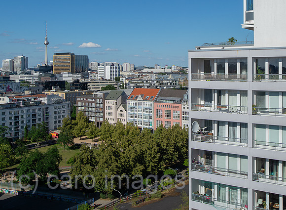 Berlin, Deutschland - Wohnbebauung am Theodor-Wolff-Park in Berlin-Kreuzberg mit Blick auf die Skyline von Berlin