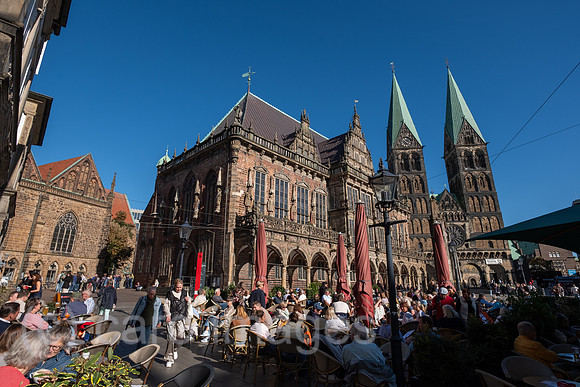 Deutschland, Bremen - Touristen und Einheimische in Cafes am Bremer Marktplatz, im Bild Bremer Rathaus und der Dom