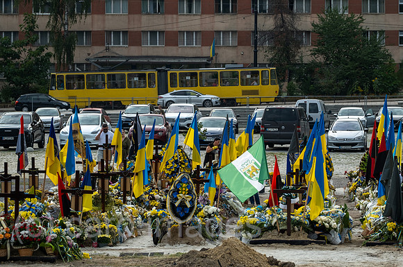 Ukraine, Lwiw - Frische Graeber auf dem Marsfeld, Ehrenfriedhof der gefallenen Lwiwer Soldaten im Ukrainekrieg