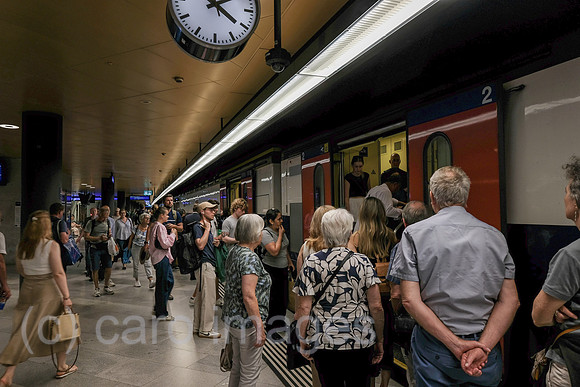 Schweiz, Zuerich - Zug der SBB am Zuerich Hauptbahnhof