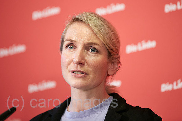 Berlin, Deutschland - Die Parteivorsitzende Ines Schwerdtner von Die LInke bei einer Pressekonferenz in der Parteizentrale.