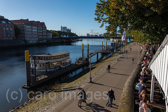 Deutschland, Bremen - Biergarten an der Schlachte, historisch Ort eines Hafens an der Weser, heute beliebter Treffpunkt fuer Einheimische und Touristen