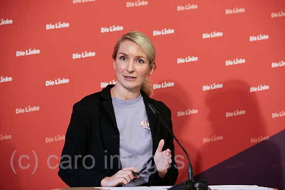 Berlin, Deutschland - Die Parteivorsitzende Ines Schwerdtner von Die LInke bei einer Pressekonferenz in der Parteizentrale.