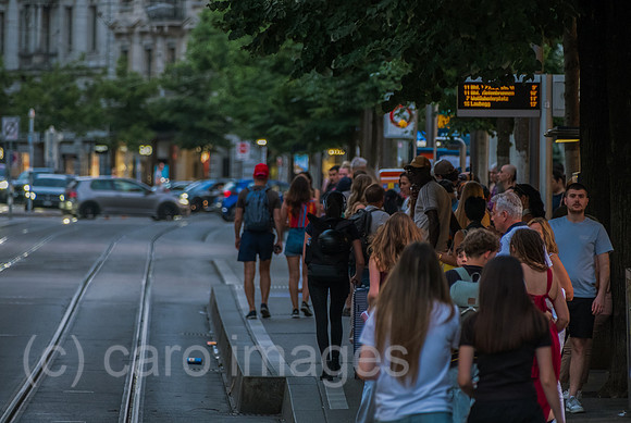 Schweiz, Zuerich - Stadtleben mit Tramhaltestelle in der Nobelmeile Bahnhofstrasse