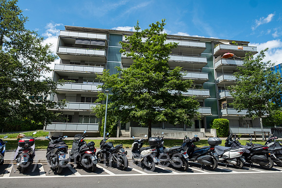 Schweiz, Genf - Wohnsiedlung, davor geparkte Motorraeder und Motorroller