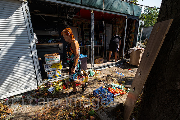 Ukraine, Lwiw - Ukraine-Krieg: Aufraeumarbeiten an einem Verkaufsstand nach russischen Raketen- und Drohnenangriff auf Wohnviertel im Zentrum (7 Tote, ca. 30 Verletzte)