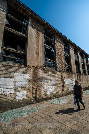 Ukraine, Lwiw - Ukraine-Krieg: Blick auf Gewerbe-Gebaeude mit zerborstenen Scheiben nach russischen Raketen- und Drohnenangriff auf Wohnviertel im Zentrum (7 Tote, ca. 30 Verletzte)
