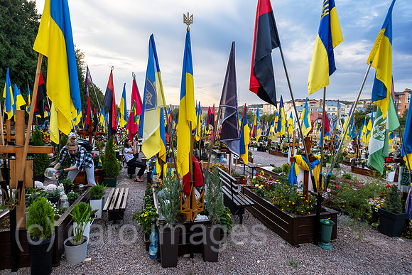 Ukraine, Lwiw - Das Marsfeld, Ehrenfriedhof der gefallenen Lwiwer Soldaten im Ukrainekrieg