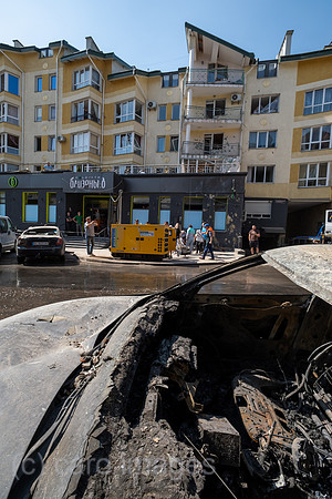Ukraine, Lwiw - Ukraine-Krieg: Autowrack nach russischen Raketen- und Drohnenangriff auf Wohnviertel im Zentrum (7 Tote, ca. 30 Verletzte)