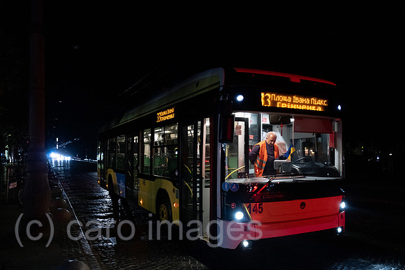 Ukraine, Lwiw - Wegen kriegsbedingter Stromabschaltung ist Trolleybus am Prospekt Svobody im Stadtzentrum liegen geblieben