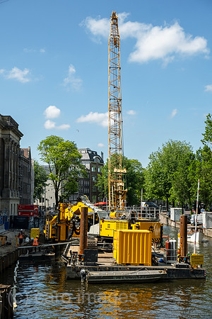 Niederlande, Amsterdam - Komplexe, schwimmende Baustelle zur Sanierung eines Gebaeudes im Grachtenguertel