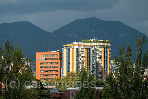 Albanien, Tirana - Wohnblocks im Zentrum