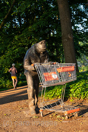 Deutschland, Bremen - Bronzeskulptur MANN MIT EINKAUFSWAGEN eines unbekannten Kuenstlers in den Wallanlagen (Innenstadt) stellt einen Obdachlosen dar