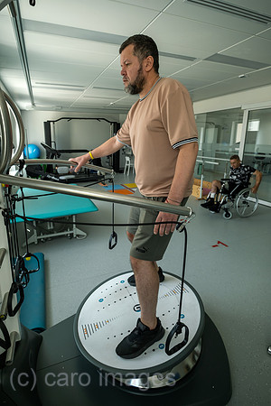 Ukraine, Lwiw - Reha-Zentrum UNBROKEN, spezialisiert auf Therapie von Kriegsverletzungen und Anpassungen von Prothesen, Veteran trainiert Muskulatur und Gleichgewicht auf einer imcove-Plattform