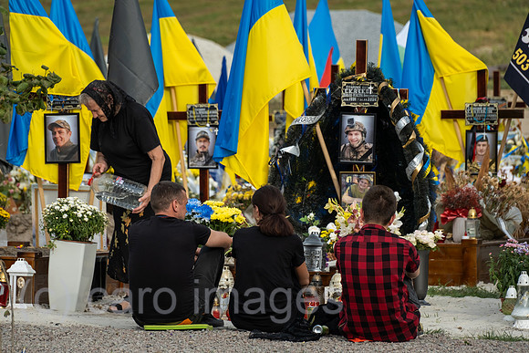 Ukraine, Lwiw - Das Marsfeld, Ehrenfriedhof der gefallenen Lwiwer Soldaten im Ukrainekrieg