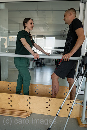 Ukraine, Lwiw - Reha-Zentrum UNBROKEN, spezialisiert auf Therapie von Kriegsverletzungen und Anpassungen von Prothesen, junger Veteran mit Beinverletzung mit Physiotherapeutin