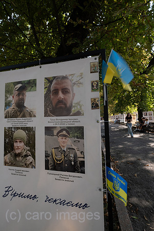 Ukraine, Lwiw - Foto-Projekt von Soldatenfrauen erinnert an ukrainische Soldaten der 24. Mechanisierten Brigade, die Kriegsgefangene sind oder als vermisst gelten