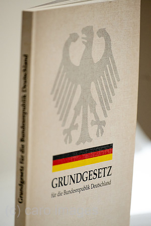 Deutschland, Bremen - Buchveroeffentlichung Grundgesetz fuer die Bundesrepublik Deutschland