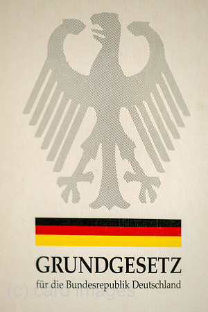 Deutschland, Bremen - Buchveroeffentlichung Grundgesetz fuer die Bundesrepublik Deutschland