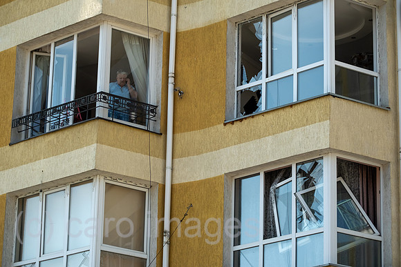 Ukraine, Lwiw - Ukraine-Krieg: Telefonierender Anwohner nach russischen Raketen- und Drohnenangriff auf Wohnviertel im Zentrum (7 Tote, ca. 30 Verletzte)