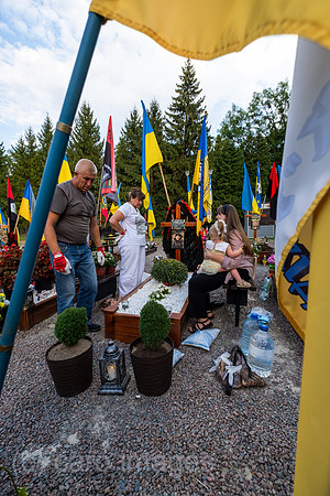 Ukraine, Lwiw - Witwe mit ihren Eltern und Tochter am Grab ihres Manns auf dem Marsfeld, Ehrenfriedhof der gefallenen Lwiwer Soldaten im Ukrainekrieg
