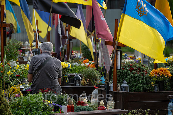 Ukraine, Lwiw - Angehoeriger trauert an einem Grab auf dem Marsfeld, Ehrenfriedhof der gefallenen Lwiwer Soldaten im Ukrainekrieg