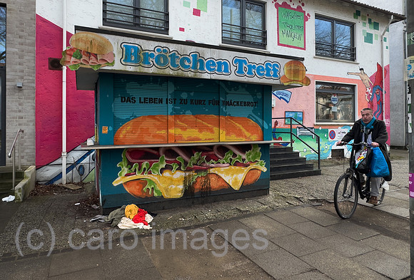 Deutschland, Bremen - Heruntergekommene Ecke mit einem aufgegebenem Imbiss