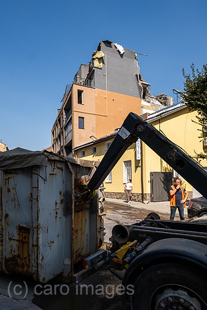 Ukraine, Lwiw - Ukraine-Krieg: Aufraeumarbeiten nach russischen Raketen- und Drohnenangriff auf Wohnviertel im Zentrum (7 Tote, ca. 30 Verletzte), Schutt wird abtransportiert