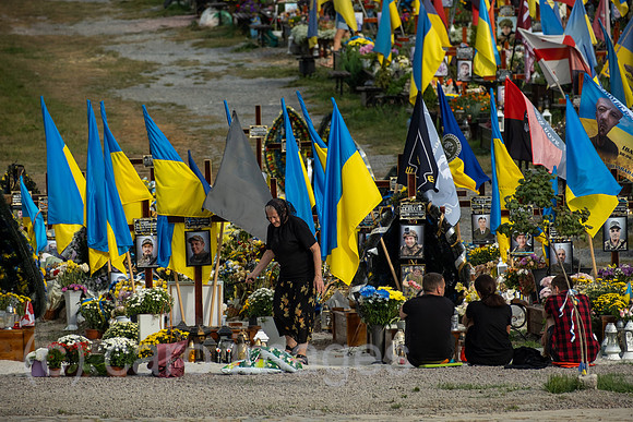 Ukraine, Lwiw - Das Marsfeld, Ehrenfriedhof der gefallenen Lwiwer Soldaten im Ukrainekrieg