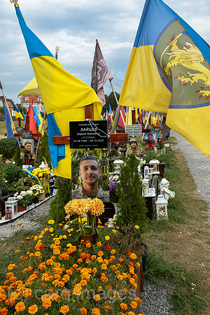 Ukraine, Lwiw - Das Marsfeld, Ehrenfriedhof der gefallenen Lwiwer Soldaten im Ukrainekrieg