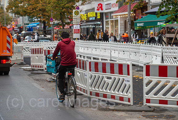 Berlin, Deutschland - Strassenbaustelle mit Sprassensperrung und Absperrgitter
