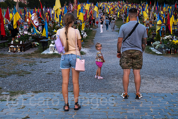 Ukraine, Lwiw - Das Marsfeld, Ehrenfriedhof der gefallenen Lwiwer Soldaten im Ukrainekrieg