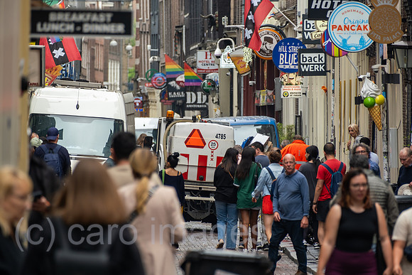 Niederlande, Amsterdam - Stadtreinigung saeubert am Morgen Gasse in der Altstadt
