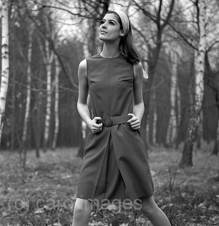 Berlin, Deutsche Demokratische Republik, Werbeaufnahme fuer Modezeitschriften: Model zeigt im Wald die neueste Damenmode