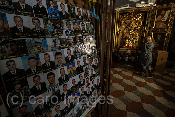 Ukraine, Lwiw - Fotos zum Gedenken an gefallene ukrainische Soldaten in der griechisch-katholischen Garnisonkirche in der Teatralna-Str.