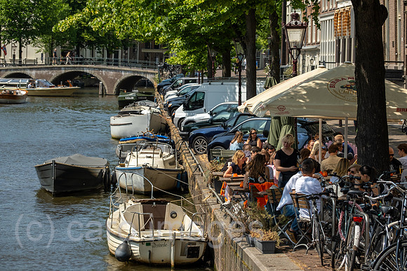 Niederlande, Amsterdam - Touristen im Strassencafe im Grachtenguertel