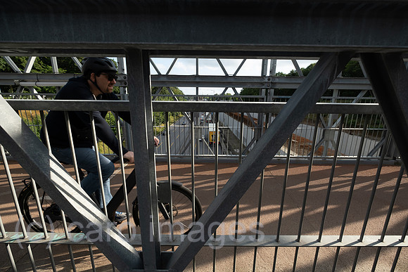 Deutschland, Hamburg - Fahrradfahrer auf einer Bruecke fuer Fussgaenger und Fahrradfahrer ueber eine Autobahn