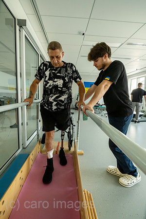 Ukraine, Lwiw - Reha-Zentrum UNBROKEN, spezialisiert auf Therapie von Kriegsverletzungen und Anpassungen von Prothesen, Veteran trainiert mit Beinprothese unter Anleitung eines Therapeuten