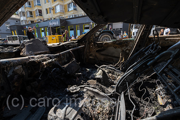 Ukraine, Lwiw - Ukraine-Krieg: Autowrack nach russischen Raketen- und Drohnenangriff auf Wohnviertel im Zentrum (7 Tote, ca. 30 Verletzte)