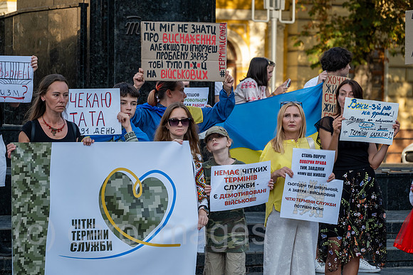 Ukraine, Lwiw - Soldatenfrauen und ihre Kinder demonstrieren am Unabhaengigkeitstag fuer die Heimkehr ihrer Maenner und Vaeter von der Front