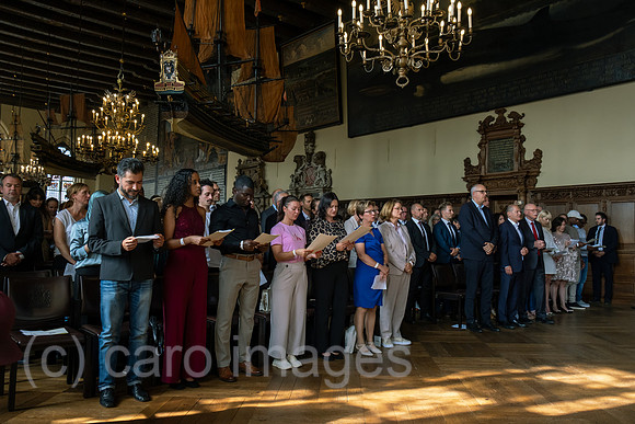 Deutschland, Bremen - Einbuergerungsfeier in der in der Oberen Rathaushalle, im Bild neue Staatsbuerger, rechts Bremer Buergermeister Andreas Bovenschulte, Bundeskanzler Olaf Scholz, Bremer Innensenat