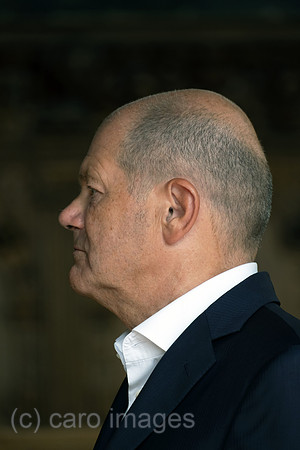 Deutschland, Bremen - Bundeskanzler Olaf Scholz spricht bei Einbuergerungsfeier in der in der Oberen Rathaushalle
